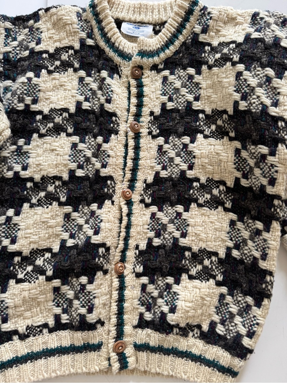 Vintage winter sweater perfection ❄️🤍
Hand knit wool cardigan - Picture 7 of 8